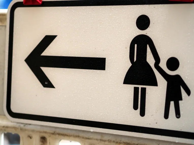 Hinweisschild: Da entlang für Mutter und Kind!